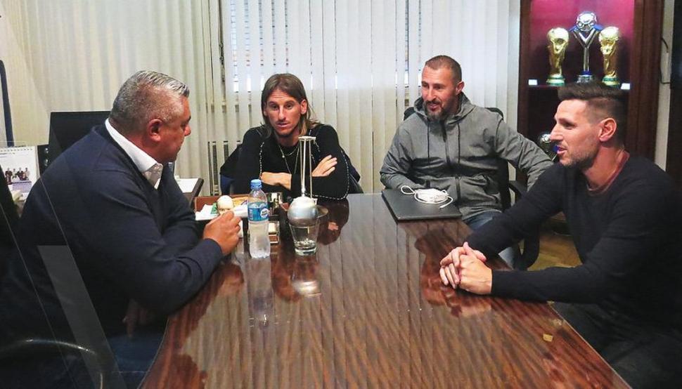 OPERATIVO DESGASTE. La foto de la reunión con los colaboradores que se desvincularon de la Selección no fue casual. Prensa AFA.