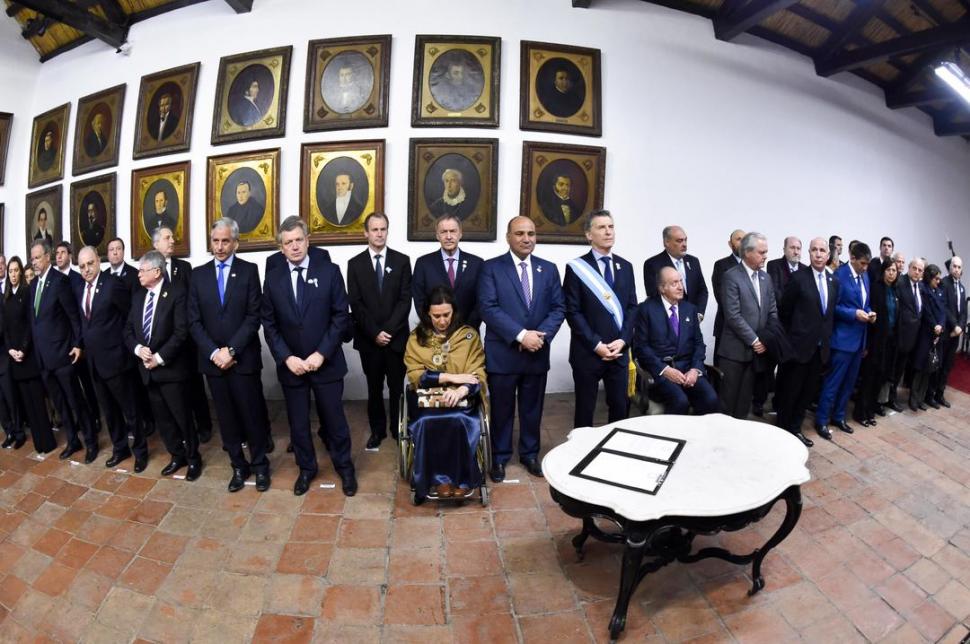 POSTAL DEL BICENTENARIO. En 2016, hubo asistencia perfecta del gabinete nacional. También participaron gobernadores y Juan Carlos I de España. dyn (archivo)