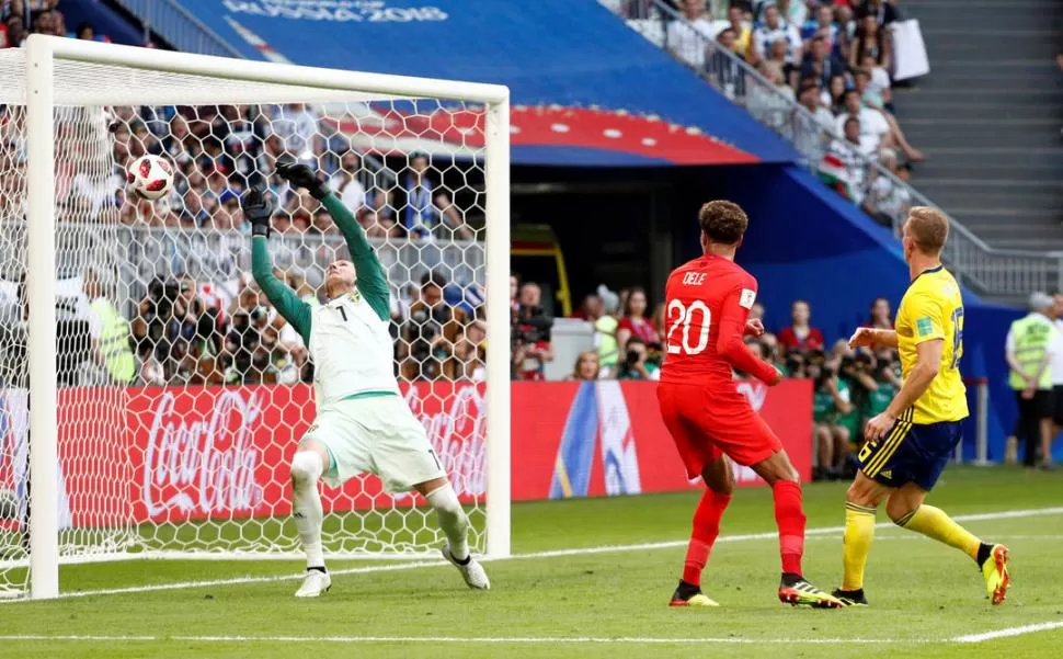 LIQUIDÓ EL PLEITO. El terrible cabezazo de Delle Alli significó el 2-0 de Inglaterra sobre Suecia, que le permite a los británicos volver a jugar la semifinal de una Copa. Reuters