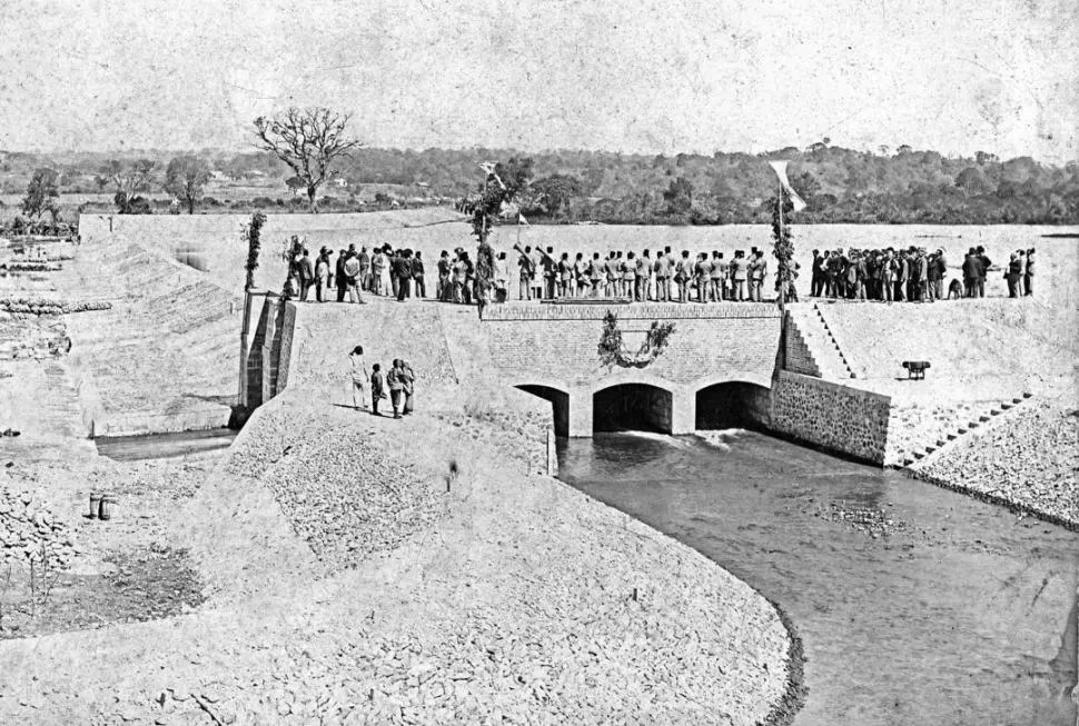 EL DIQUE LA AGUADITA. Foto de la inauguración de la presa, acto que se llevó a cabo el 6 de diciembre de 1899 