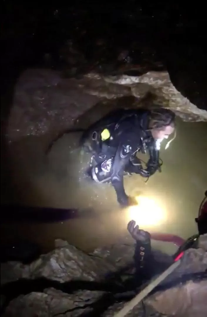 APOYO. Rescatistas perforan partes del túnel para preparar la salida.  fotos reuters 
