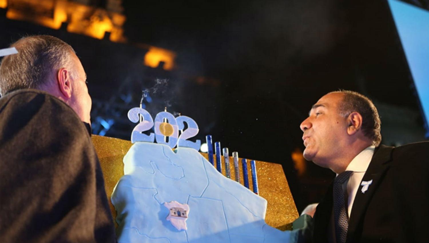 Con una torta de 50 kilos se festejó el cumpleaños de la Patria