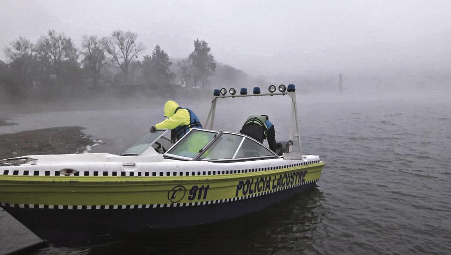 RASTRILLAJES. Buzos de la Policía y de Prefectura se internaron en el lago para buscar a Jiménez y a su hijo. 