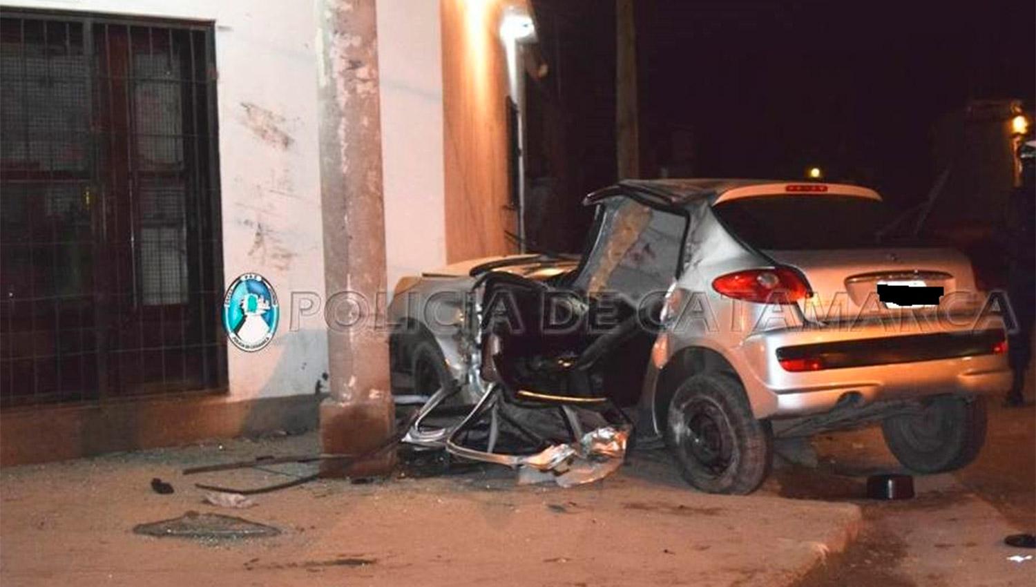 Un tucumano murió luego de estrellar su auto contra una columna de cemento