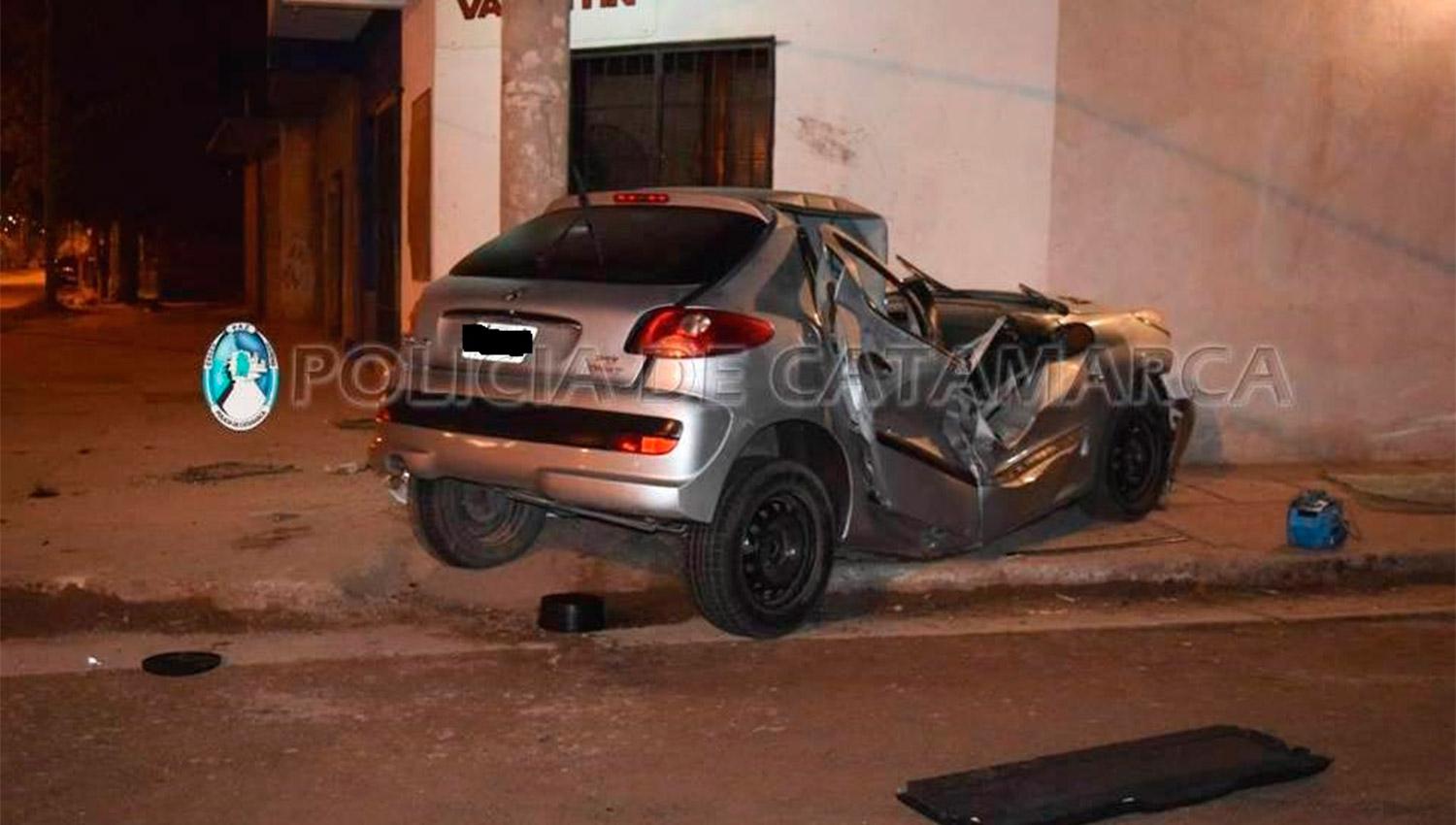 Un tucumano murió luego de estrellar su auto contra una columna de cemento