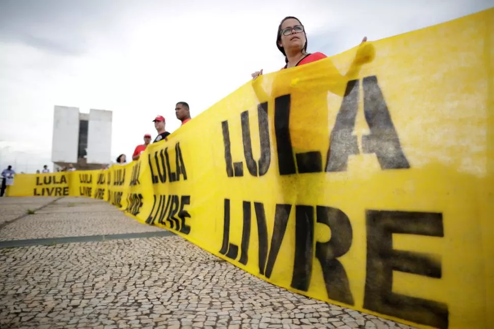RECLAMO. Curitiba se llenó de personas que esperaban la libertad de Lula.  reuters 