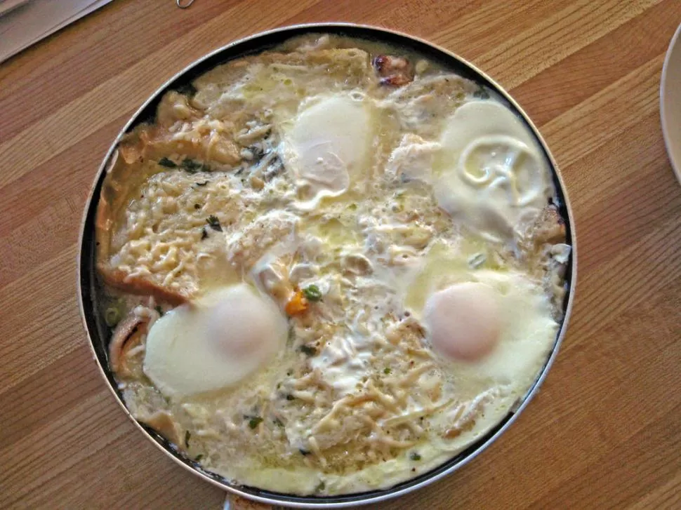 CON HUEVOS. Antes de servir se ponen a cocer los huevos,  uno por cada comensal.