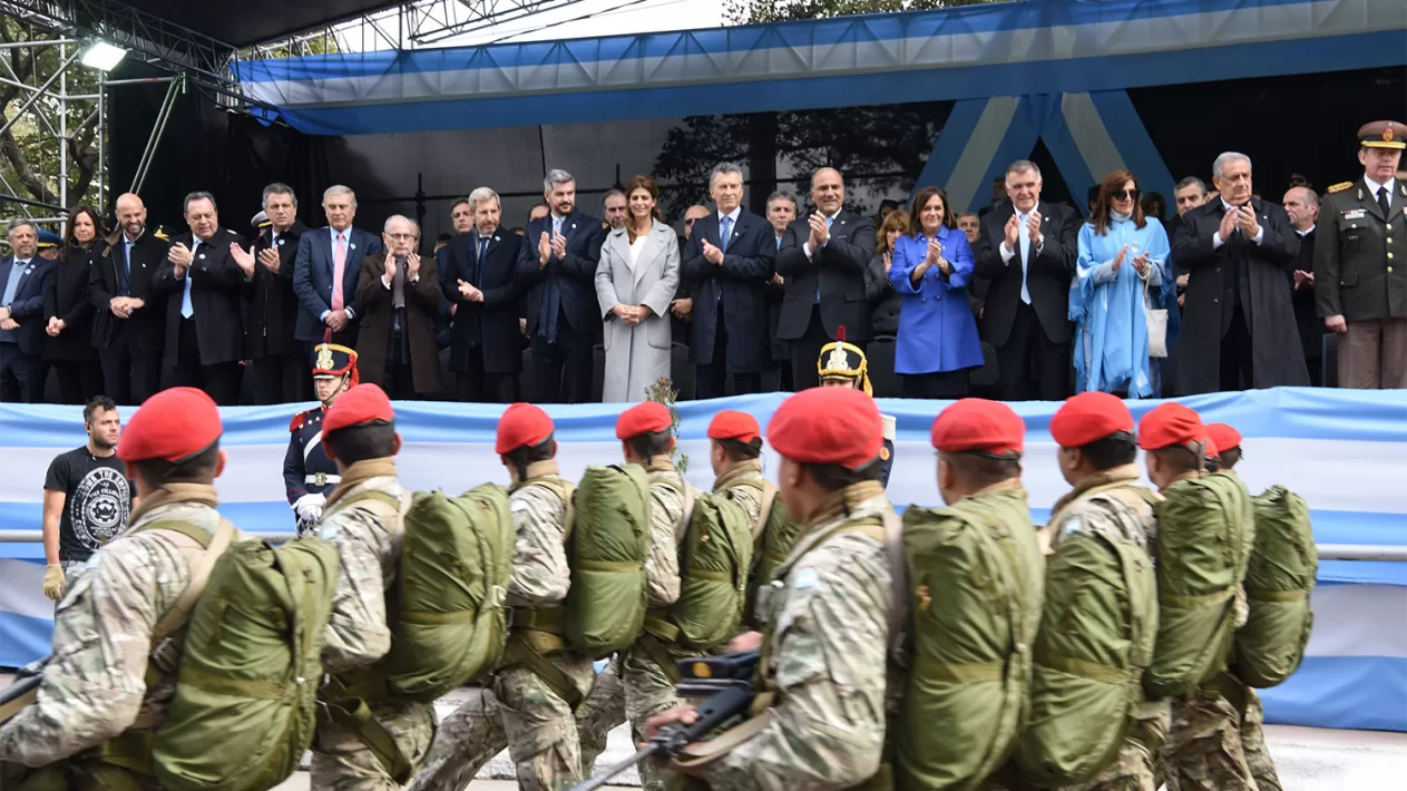 PALCO OFICIAL. El Presidente aplaude a los integrantes de las Fuerzas Armadas. LA GACETA / FOTO DE JOSÉ NUNO