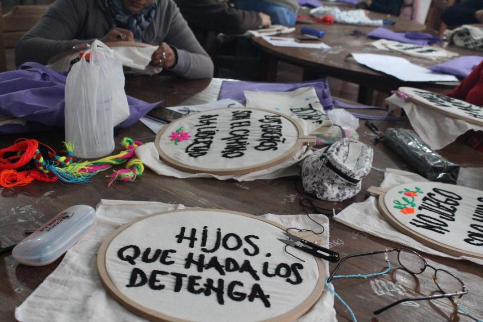 DESDE EL TALLER. Mujeres del programa FormARTE y el colectivo Acción Poética crean los bastidores. 