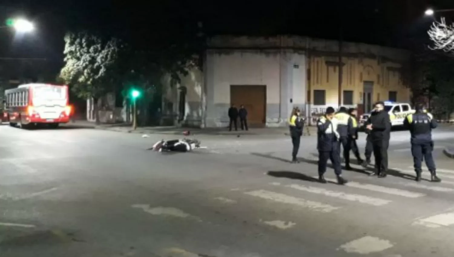 Un motociclista murió en un accidente con un colectivo en Jujuy y Rondeau