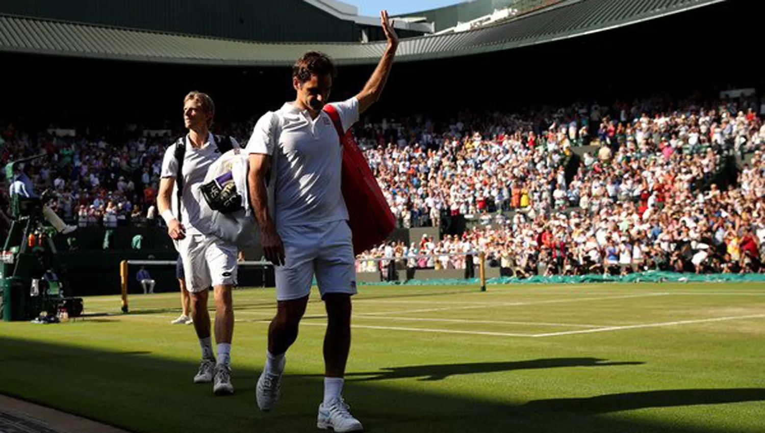 DIJO ADIÓS. Federer se despidió de Wimbledon luego de la derrota con Anderson. (FOTO TOMADA DE TWITTER)
