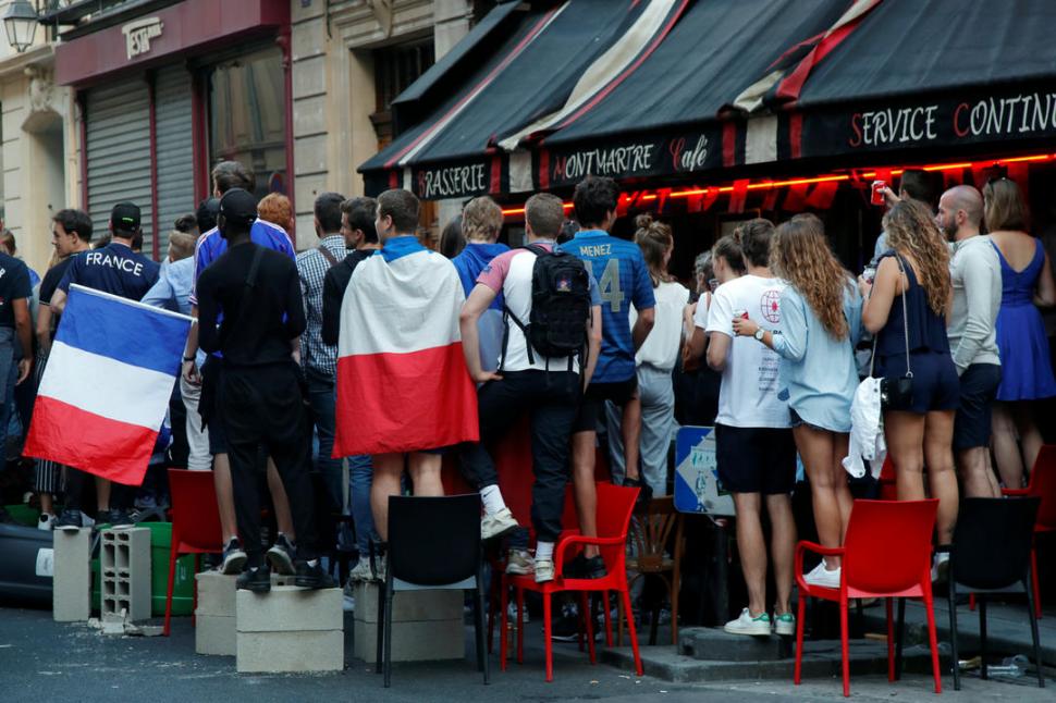 EXPECTATIVA. Los fanáticos se reunieron en los bares de París. Reuters