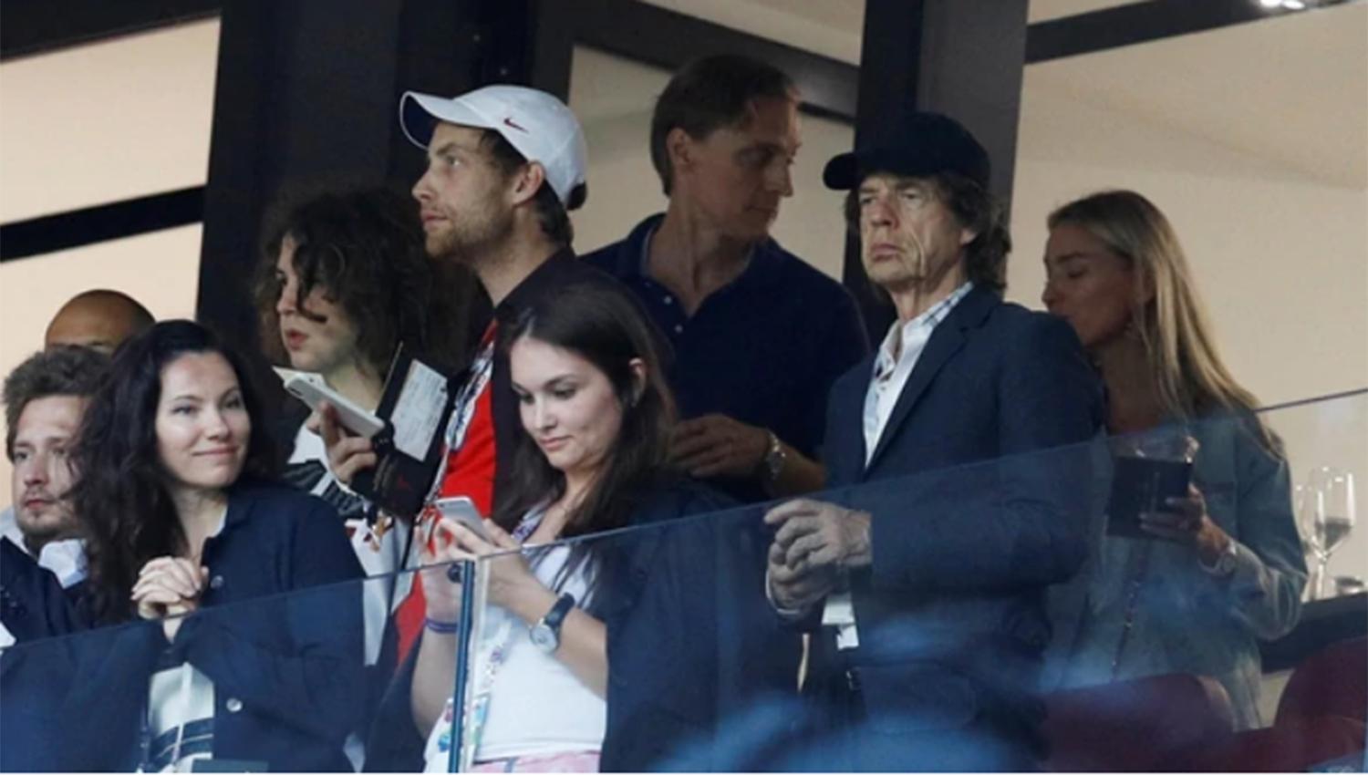Mick Jagger fue una de las personalidades destacadas que siguió en vivo Inglaterra-Croacia en Luzhnikí. FOTO TOMADA DE INFOBAE.COM