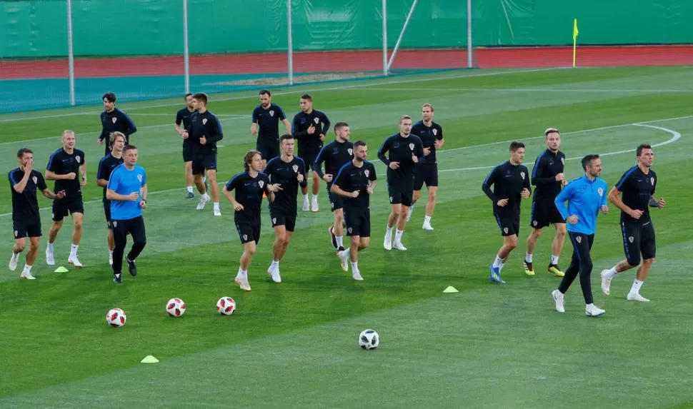 PRÁCTICA LIVIANA. Modric junto a los jugadores croatas, que hicieron ejercicios regenerativos antes del encuentro de hoy. Reuters.