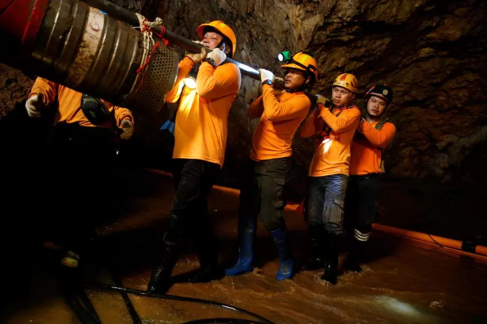 RETIRO. Técnicos que participaron del rescate retiran las máquinas que se usaron para drenar el agua de la cueva.   