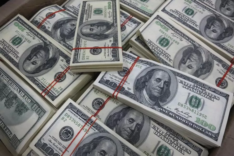 ENDEBLEZ. El dólar en el sector mayorista cayó 53 centavos, a $ 27,37, por el desarme de posiciones. reuters 