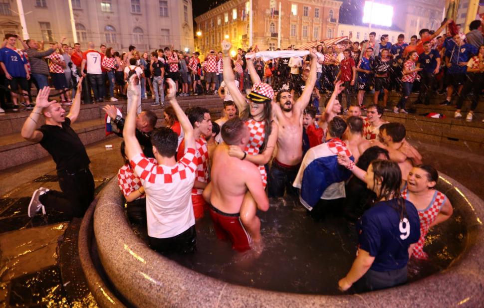 COMO PARA NO ESTAR ASÍ. En Croacia y Moscú, plantel y fanáticos salieron en masa a festejar el histórico triunfo sobre Inglaterra que los llevó a su primera final en un Mundial. En las calles de Zagreb, por ejemplo, 50.000 personas salieron a las calles.