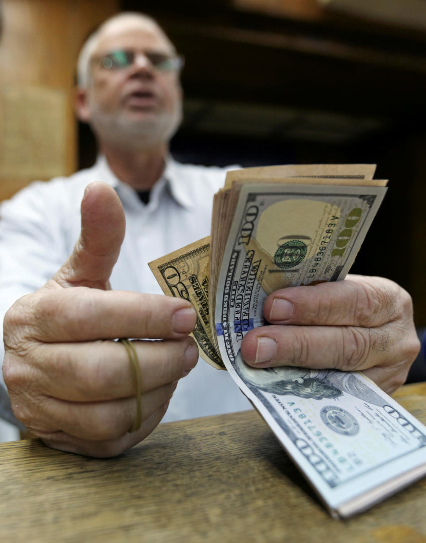 PARALELO. El dólar que se vende en la plaza informal cerró a $ 28,40. REUTERS