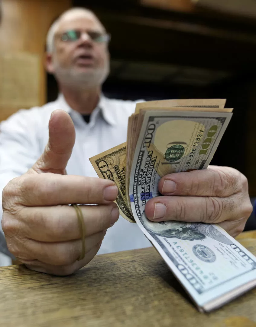 PARALELO. El dólar que se vende en la plaza informal cerró a $ 28,40. REUTERS