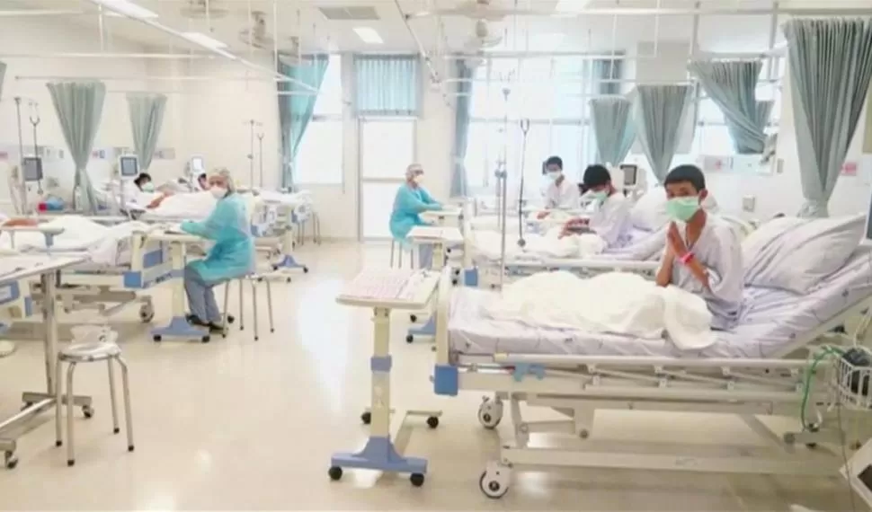 SALUD. Los12 niños rescatados y su entrenador se recuperan en un hospital  Reuters