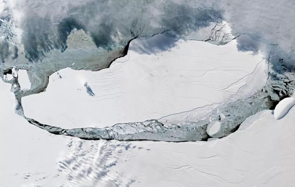 DESDE ARRIBA. Así se ve la placa de hielo que se desprendió. Joshua Stevens/NASA Earth Observatory