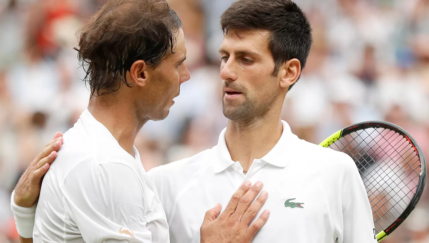 TITANES. Nadal felicita a Djokovic luego de caer en la semifinal de Wimbledon.  
