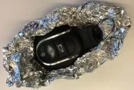 El motivo por el que recomiendan envolver las llaves del auto en papel de aluminio