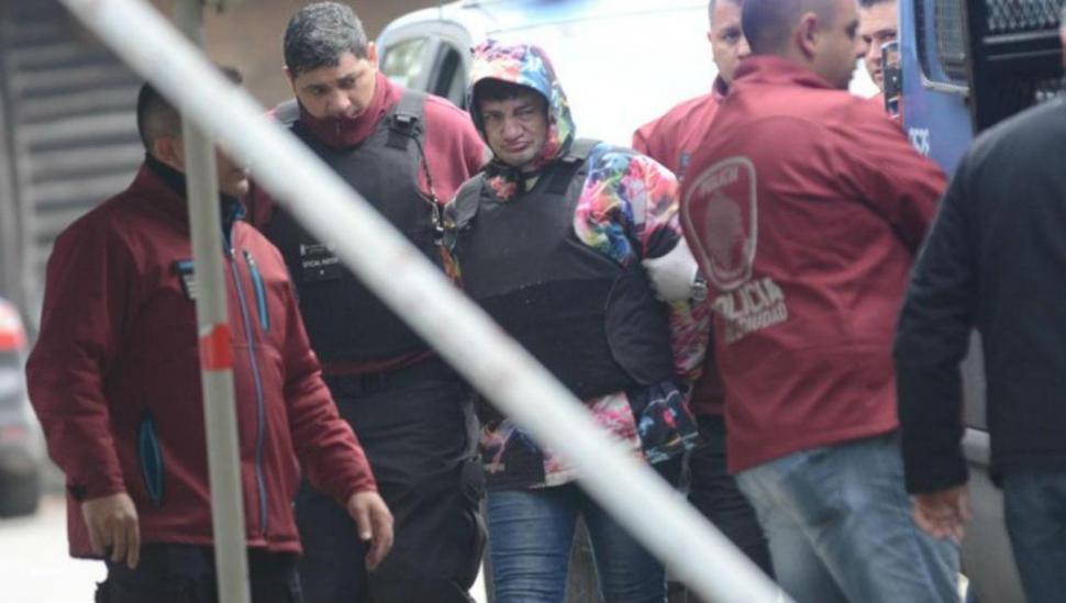 ERA BUSCADO. ”Pity” Álvarez, quien es acusado de matar a un hombre de 36 años, se entregó por la mañana en una dependencia policial. FOTO / CLARÍN