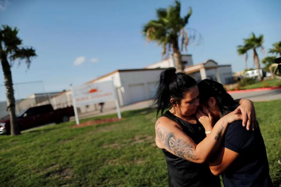 MESES SEPARADAS. Isabela abraza a su hija Dayana en un refugio de Texas. Reuters