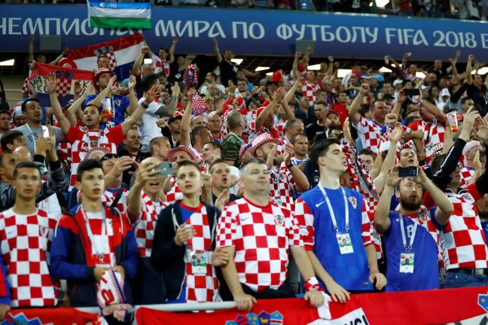 FIELES. Los fans de Croacia esperan que su seleccionado haga historia en el estadio de Luzhniki mañana, desde las 12. REUTERS