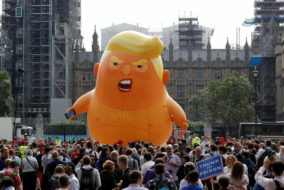 “BABY TRUMP”. Anaranjado, en pañales y con un celular en la mano, así representaron al presidente estadounidense en la marcha de Londres.  Reuters