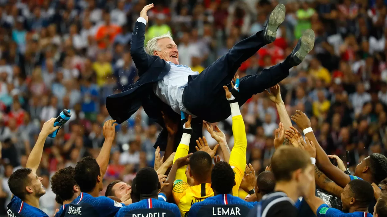BIEN ALTO. Los jugadores franceses levantan a su entrenador Didier Deschamps, ex campeón del mundo como jugador 20 años atrás. 