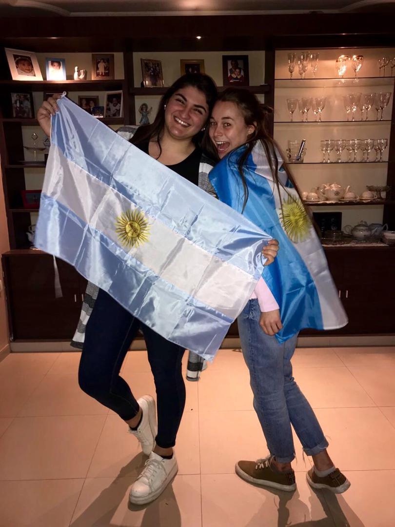 FELIZ. Elisa Depraeter (derecha) y una amiga, envuelta en los colores de la bandera argentina. La belga gozó con su Selección. 