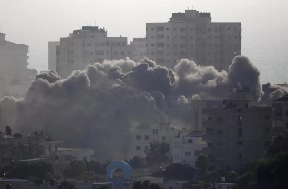 ATAQUE. Israel apuntó a decenas de blancos de Hamas en Gaza.  reuters