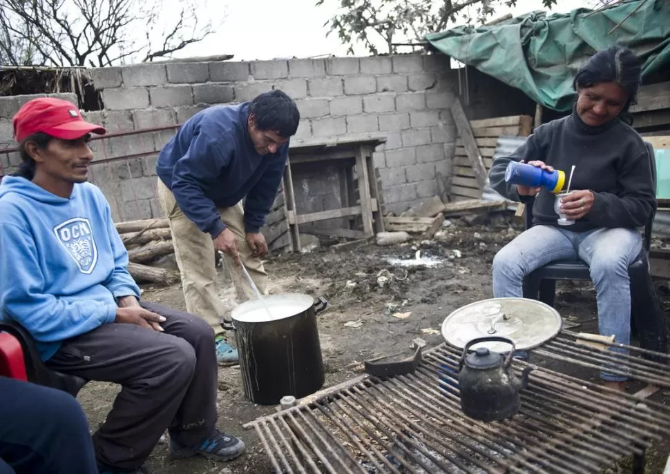 COMPROMISO. Un grupo de vecinos de Los Vázquez, que se recuperan de las adicciones, mantiene un merendero. la gaceta / FOTO DE JORGE OLMOS SGROSSO (archivo)