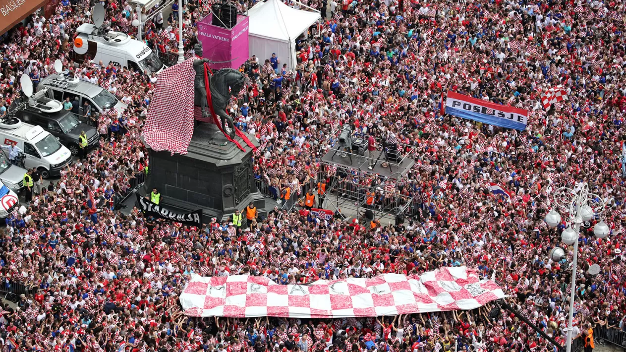NO FALTÓ NADIE. Miles de croatas esperaron a su equipo luego del subcampeonato. 
