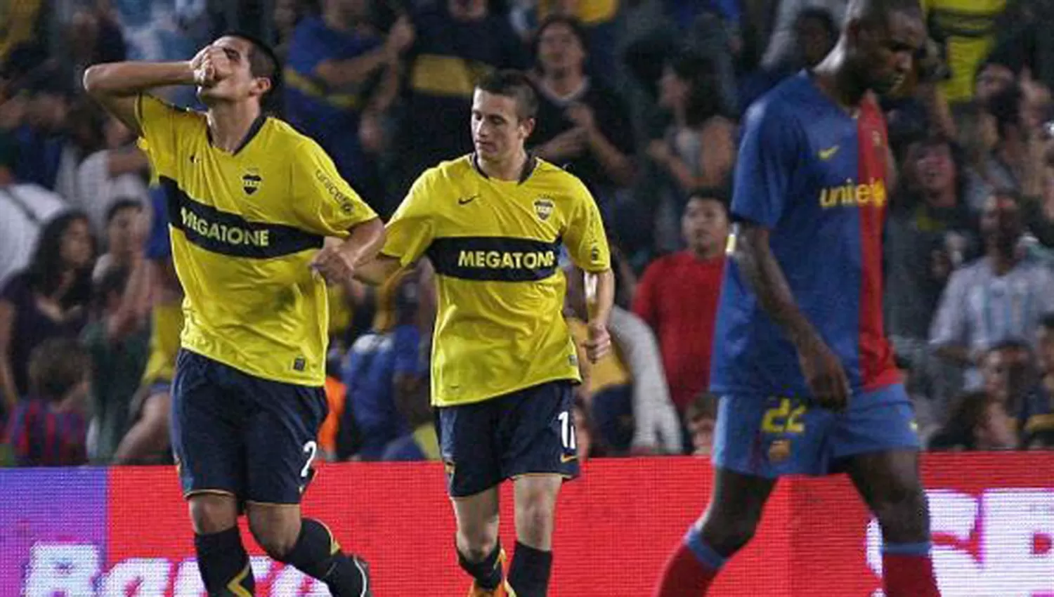 Viatri celebra su gol a Barcelona en 2008: fue el último partido de Boca ante los catalanes. FOTO TOMADA DE LANACION.COM.AR