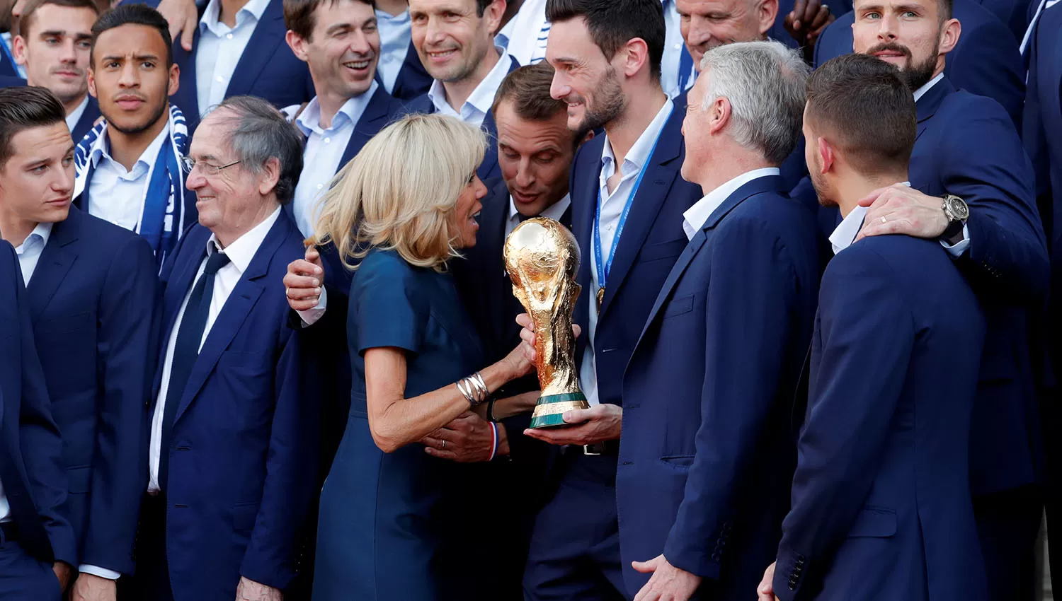 Brigitte Macron, la primera dama francesa tambén felicitó a los campeones mundiales.
REUTERS