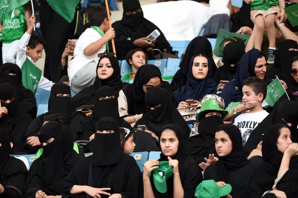 Irán levantó una antigua prohibición y las mujeres podrán ingresar a los estadios de fútbol