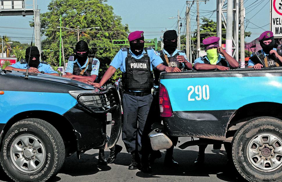CIUDAD SITIADA. La policía local bloquea la entrada a la Iglesia Católica Divina de la Misericordia, en Managua. credito