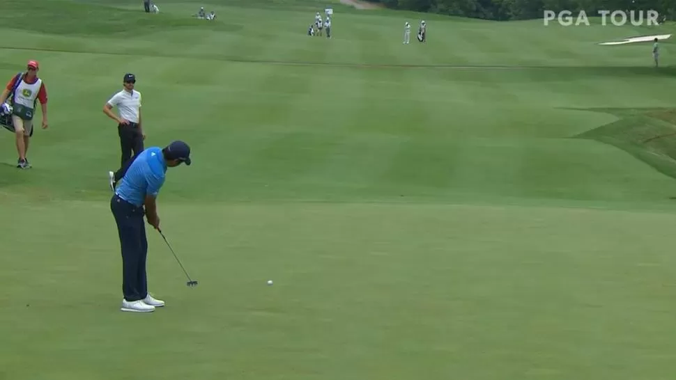 SEGURO. A lo largo de la competencia del John Deere Classic, Andrés Romero logró un total de 20 birdies y sumó un águila; la imagen es de este último acierto. pga