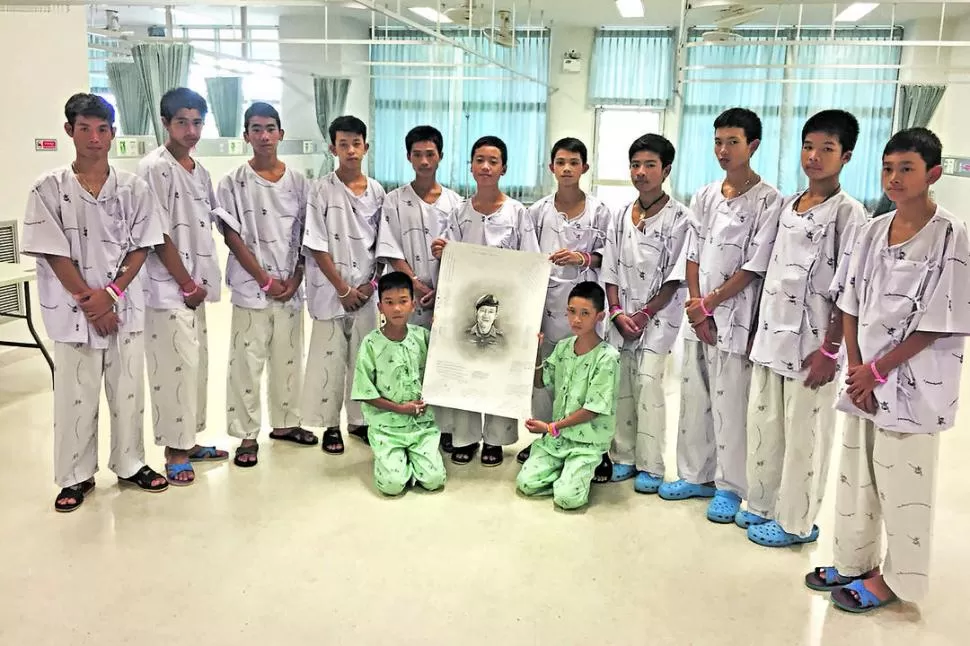 AGRADECIDOS. Los 12 niños que estuvieron atrapados en la cueva inundada del norte de Tailandia hicieron un video en homenaje al buzo que murió durante las tareas de rescate.  credito