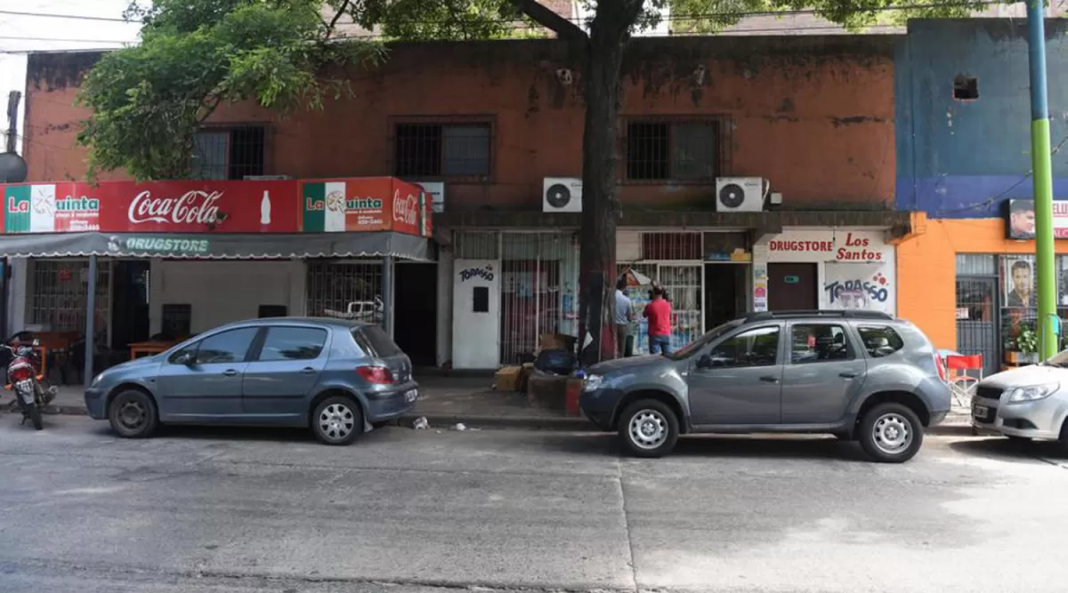 EL LUGAR. Asaltantes atacaron a un grupo de personas que estaban en un drugstore de avenida Kirchner al 1.900. 