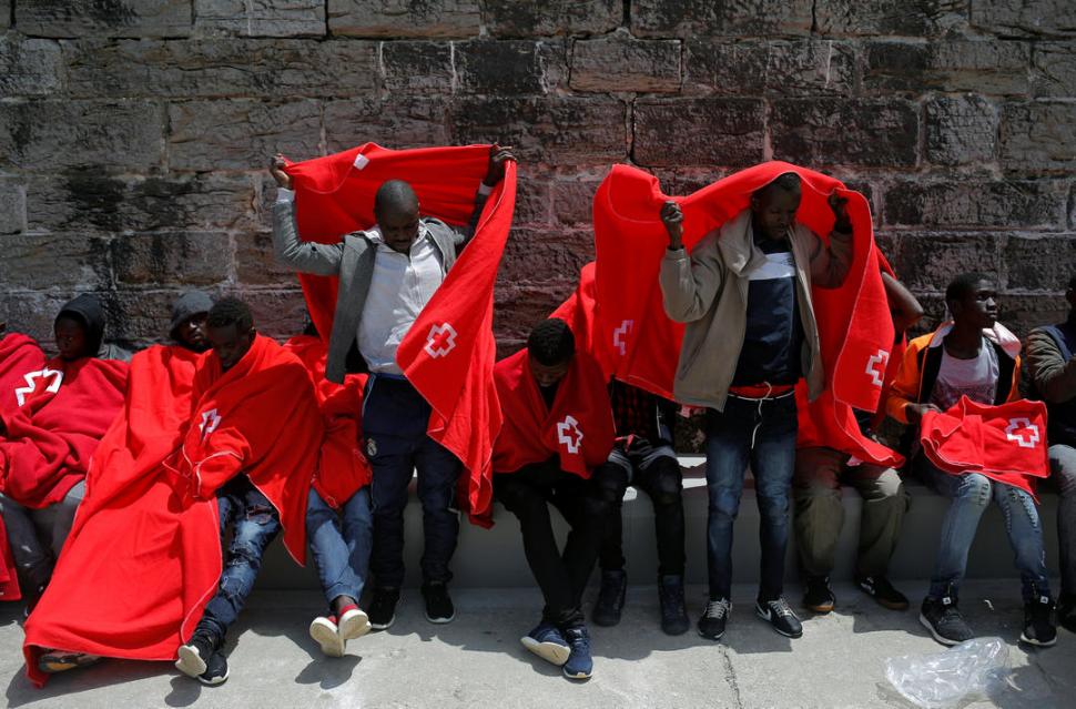PUERTO SEGURO. Un grupo de migrantes rescatados del Meditarráneo esperan ser atendidos en el centro de acogida, en la ciudad de Tarifa.  reuters 