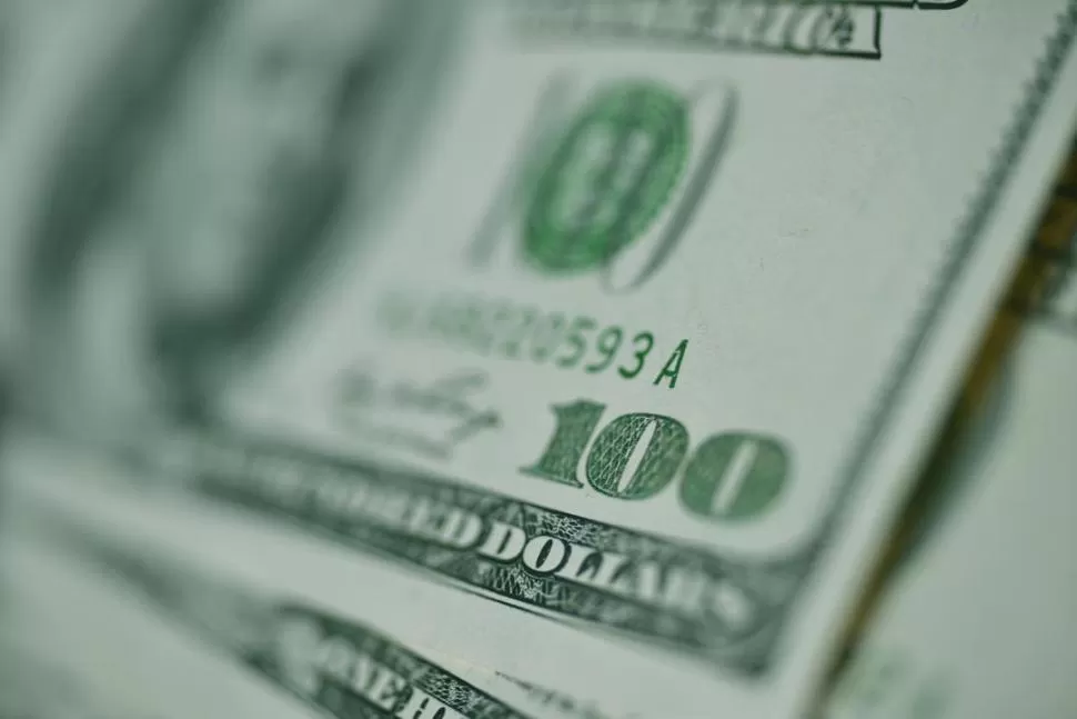 TENSA ESPERA. El dólar se ubicó en $28 en la antesala del canje de las Lebac por parte del Banco Central. la gaceta / foto de jorge olmos sgrosso 