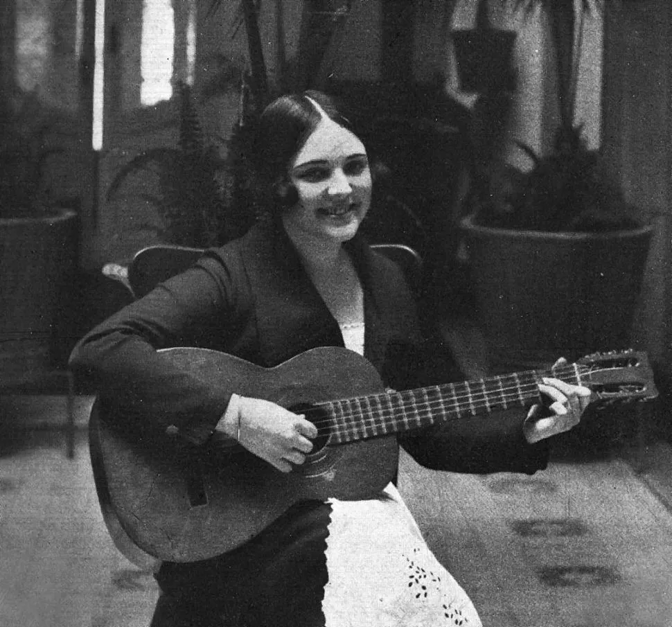 DORITA VALLADARES. Una de las jóvenes ejecutantes tucumanas, fotografiada en 1920 en “Plus Ultra”. 