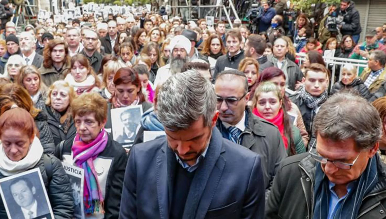 Marcos Peña encabezó el acto por la AMIA en Buenos Aires. FOTO TOMADA DE AMBITO.COM