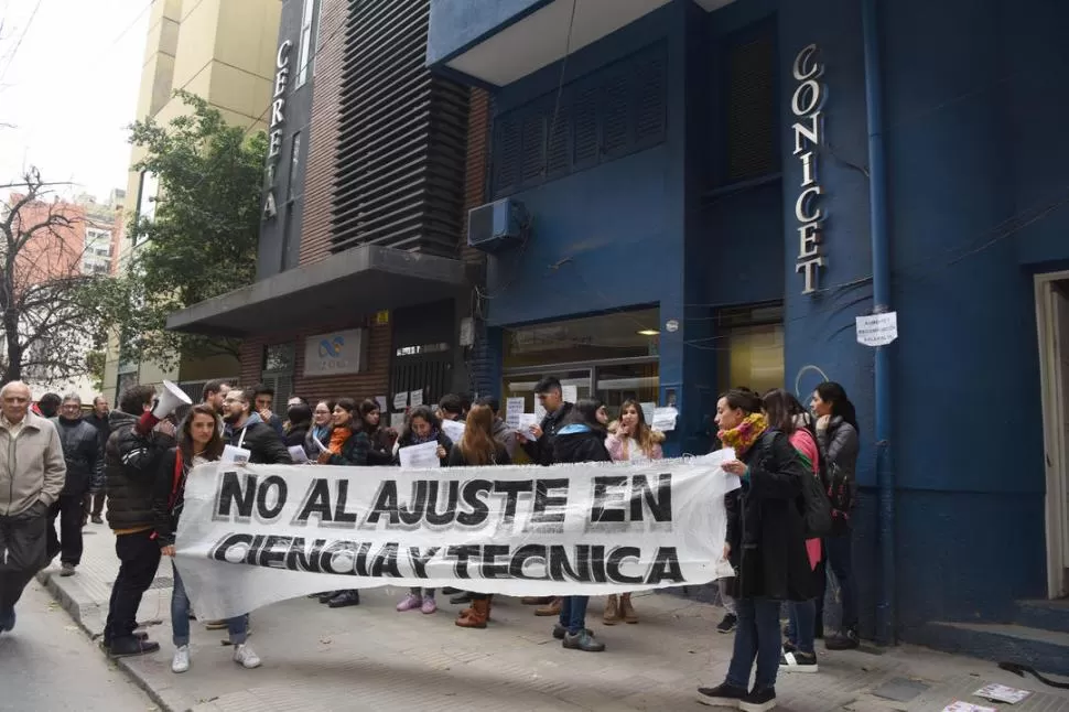 MANIFESTACIÓN. Sin cortar la calle, becarios y dirigentes universitarios protestaron en Crisóstomo Álvarez al 700. la gaceta / foto de analía jaramillo