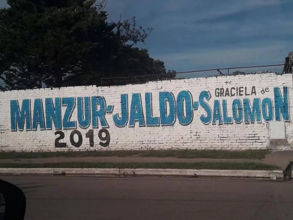 EN ALDERETES. La legisladora Gutiérrez de Salomón está entre quienes expresaron su apoyo a Manzur y Jaldo en las paredes de su “territorio” político.  