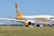 Aeropuerto caliente: pasajeros indignados por un vuelo de Flybondi que debía llegar al mediodía